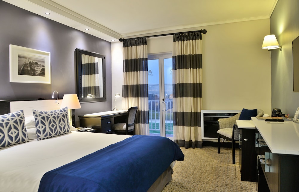 The Commodore Hotel — Hotel rooms in Cape Town, Western Cape