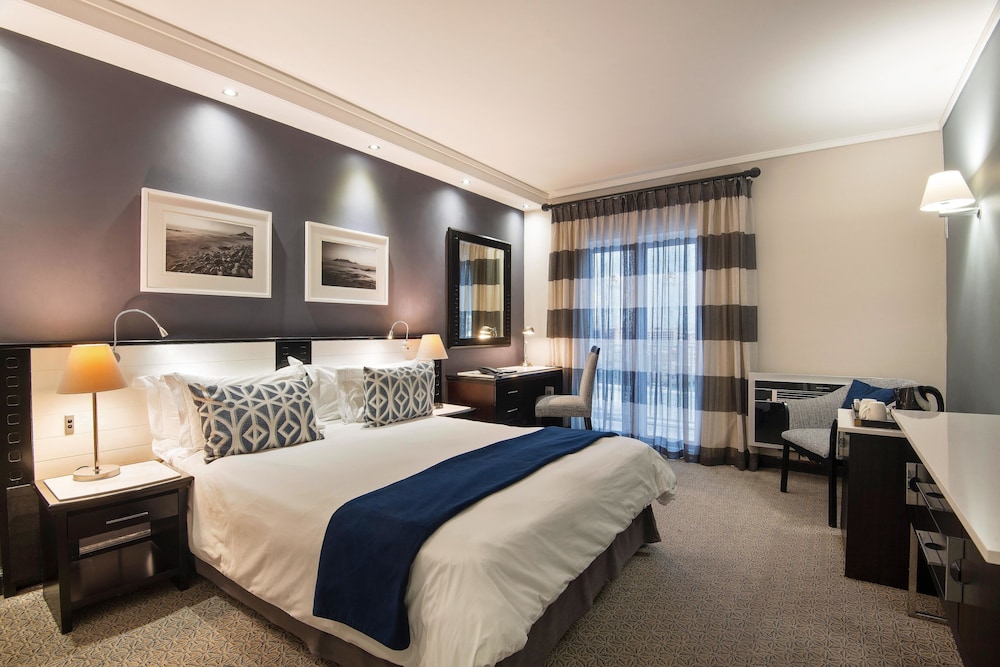The Commodore Hotel — Hotel rooms in Cape Town, Western Cape