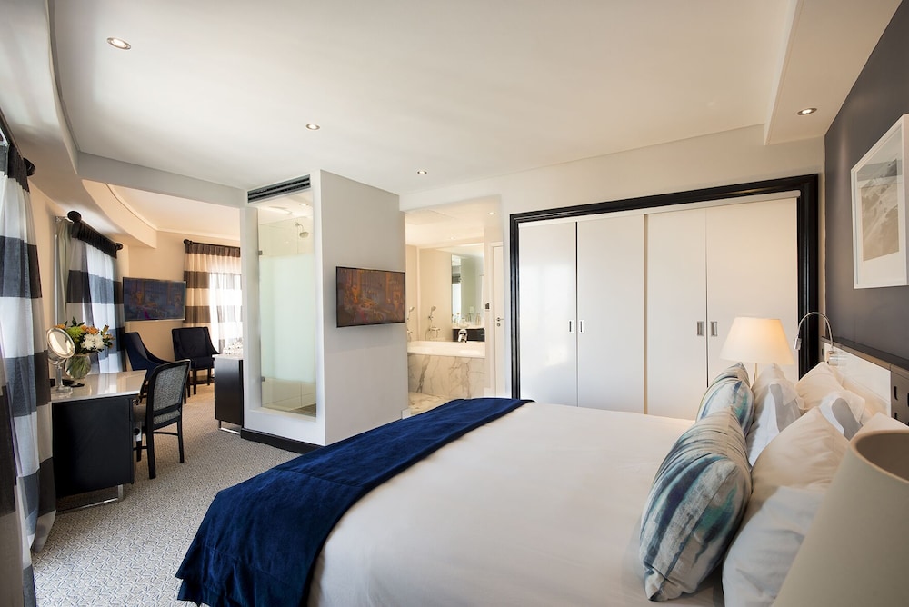 The Commodore Hotel — Hotel rooms in Cape Town, Western Cape