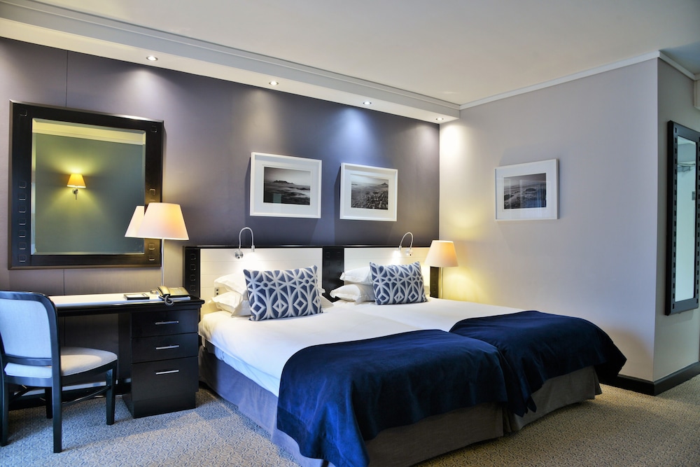 The Commodore Hotel — Hotel rooms in Cape Town, Western Cape
