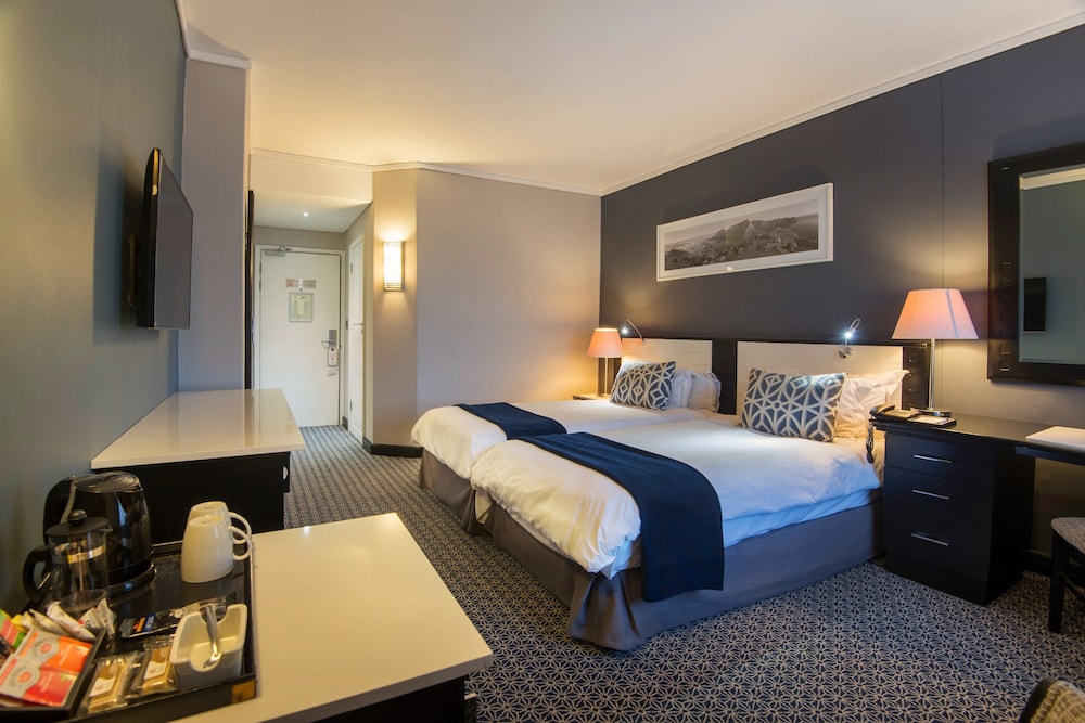 The Commodore Hotel — Hotel rooms in Cape Town, Western Cape