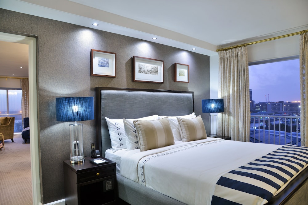 The Commodore Hotel — Hotel rooms in Cape Town, Western Cape