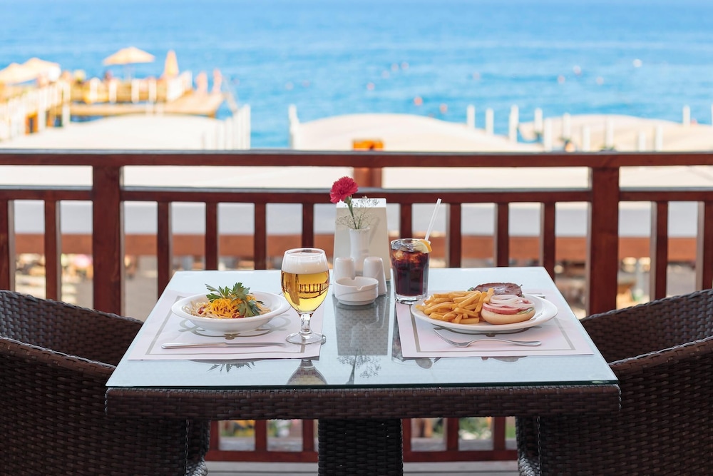 Akka Alinda Hotel — Restaurant & bars in Kemer