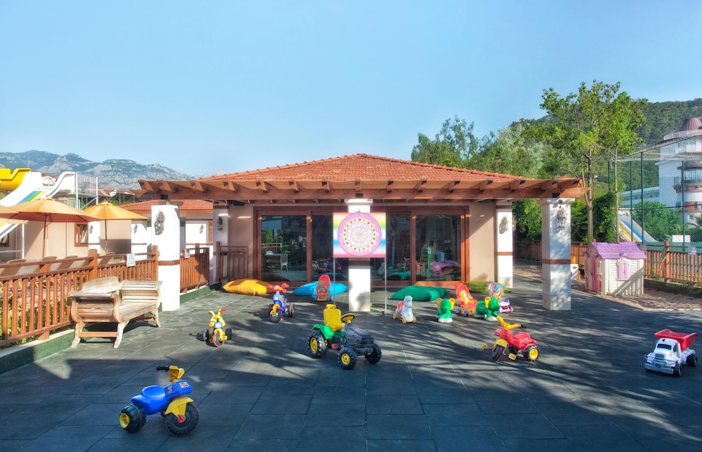 Akka Alinda Hotel — Attractions for children in Kemer