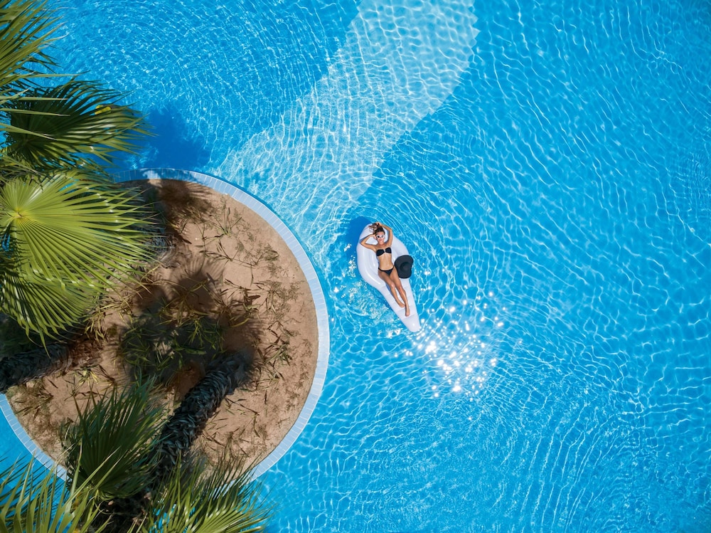 Akka Alinda Hotel — Swimming pool in Kemer
