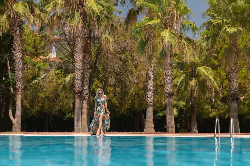 Akka Alinda Hotel — Swimming pool in Kemer
