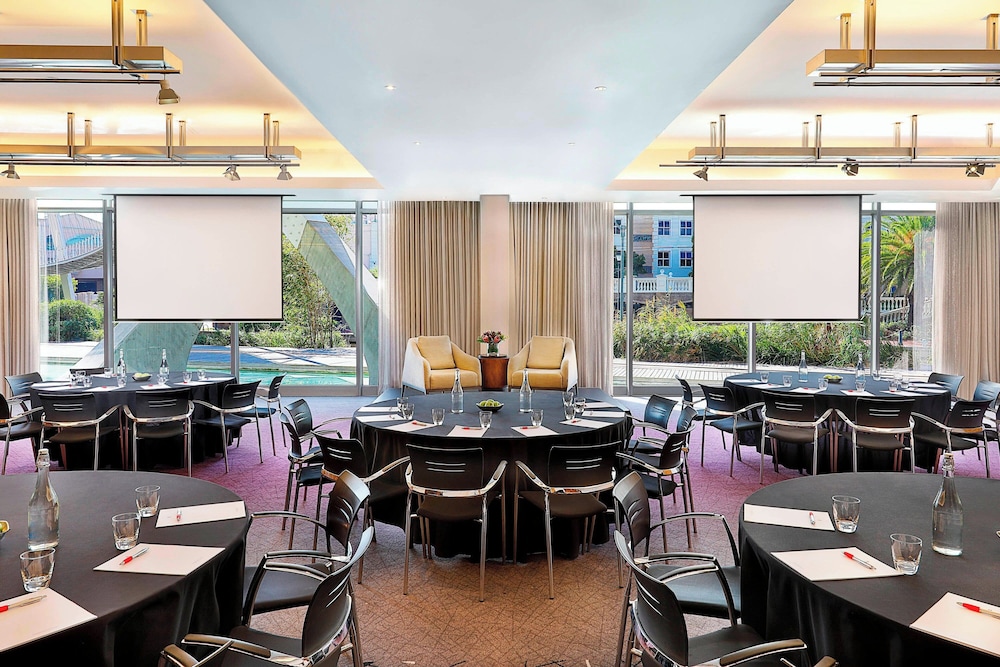 Cape Town Marriott Hotel Crystal Towers — Restaurant & bars in Cape Town, Western Cape