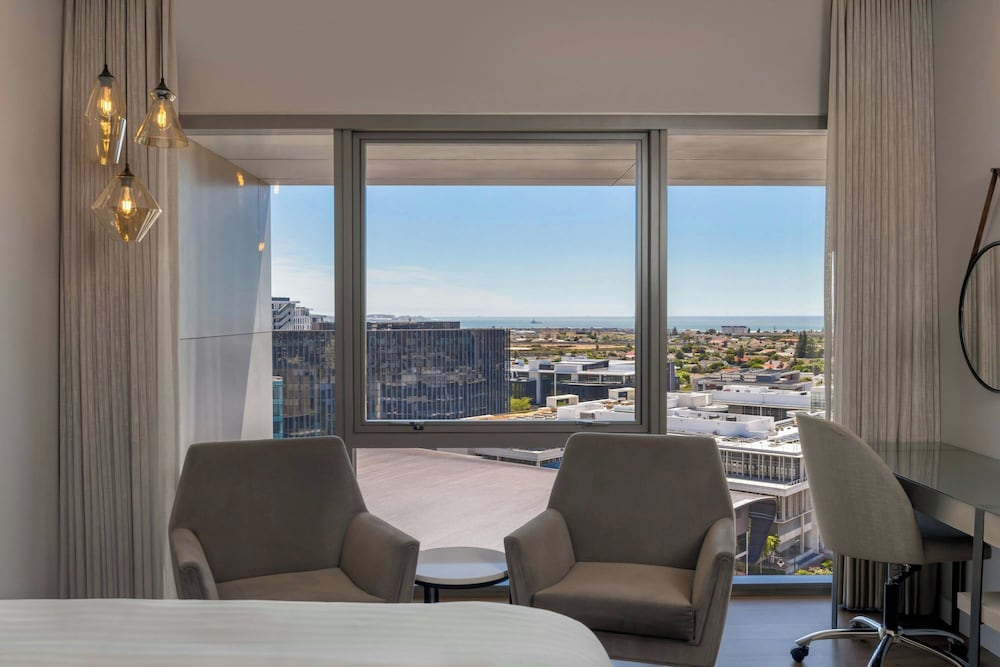 Cape Town Marriott Hotel Crystal Towers — Hotel rooms in Cape Town, Western Cape