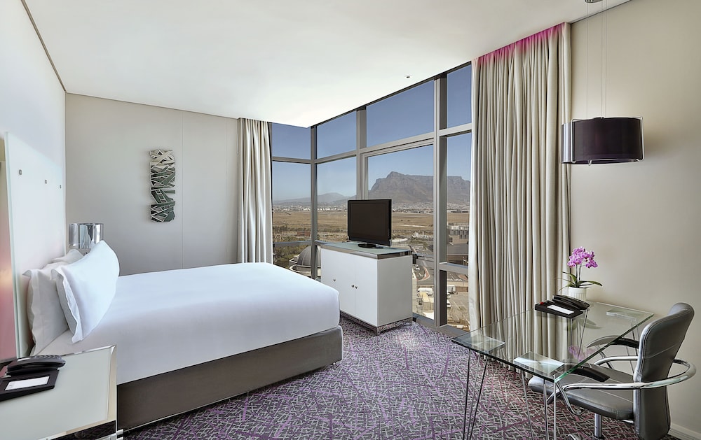 Cape Town Marriott Hotel Crystal Towers — Hotel rooms in Cape Town, Western Cape