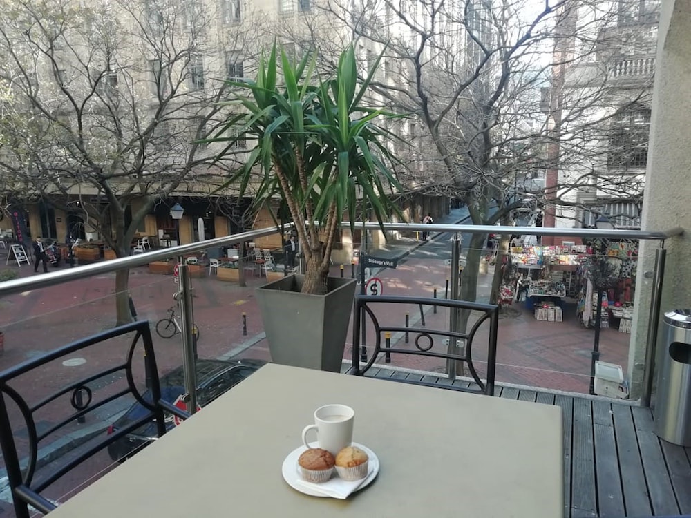Holiday Inn Express Cape Town City-Centre by IHG — Restaurant & bars in Cape Town, Western Cape