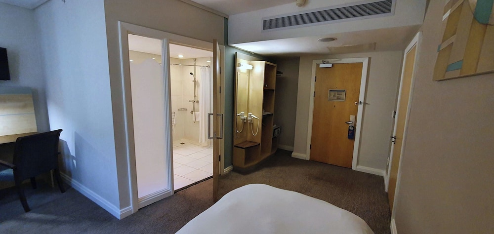 Holiday Inn Express Cape Town City-Centre by IHG — Hotel rooms in Cape Town, Western Cape
