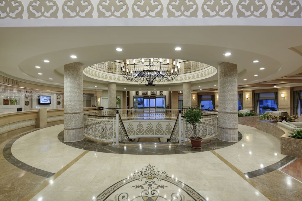 Alba Queen Hotel - Ultra All Inclusive — Hotel building in Side