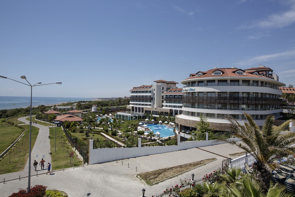 Alba Queen Hotel - Ultra All Inclusive — Hotel building in Side