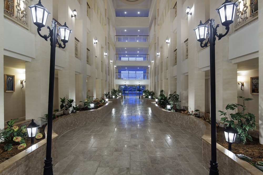 Alba Queen Hotel - Ultra All Inclusive — Hotel building in Side