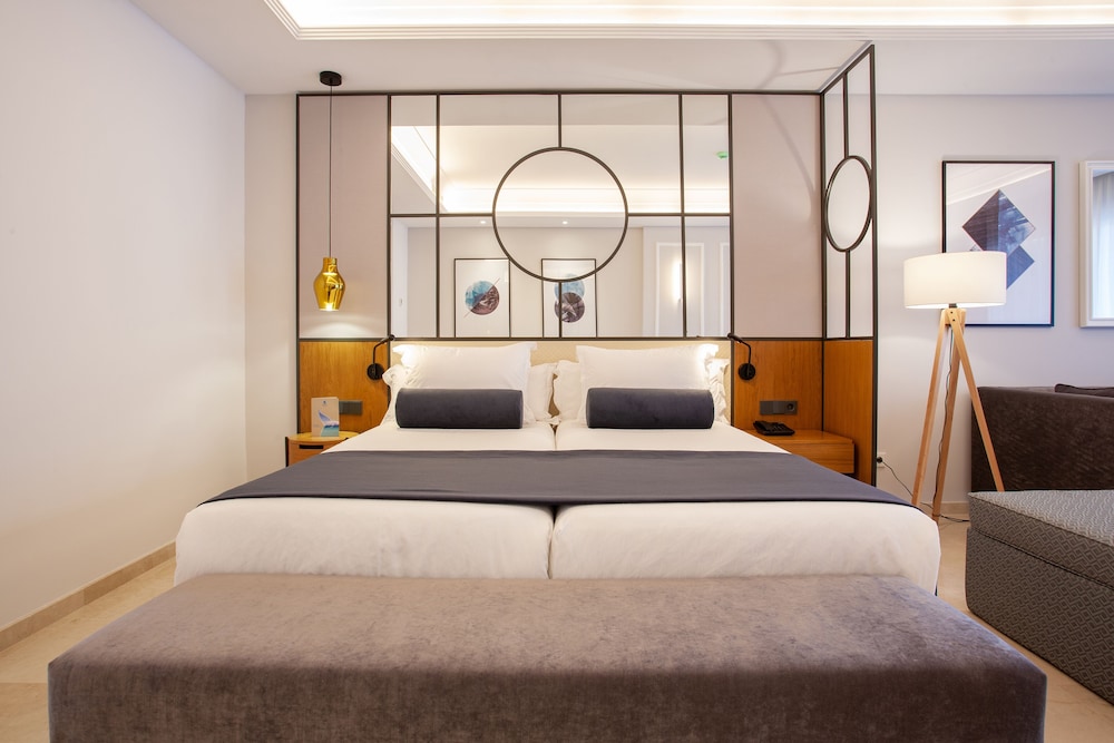 Grupotel Playa de Palma Suites & Spa — Hotel rooms in Playa de Palma, Balearic Islands