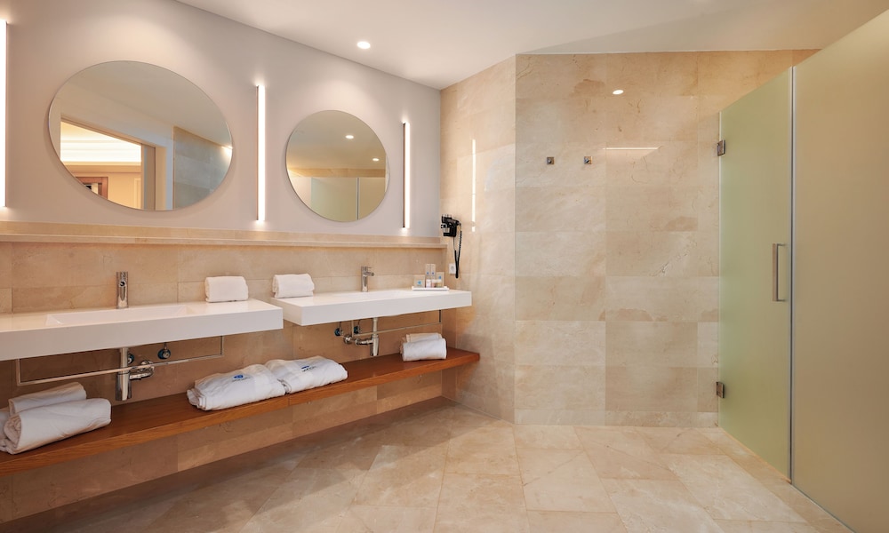 Grupotel Playa de Palma Suites & Spa — Hotel rooms in Playa de Palma, Balearic Islands