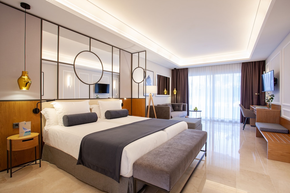 Grupotel Playa de Palma Suites & Spa — Hotel rooms in Playa de Palma, Balearic Islands