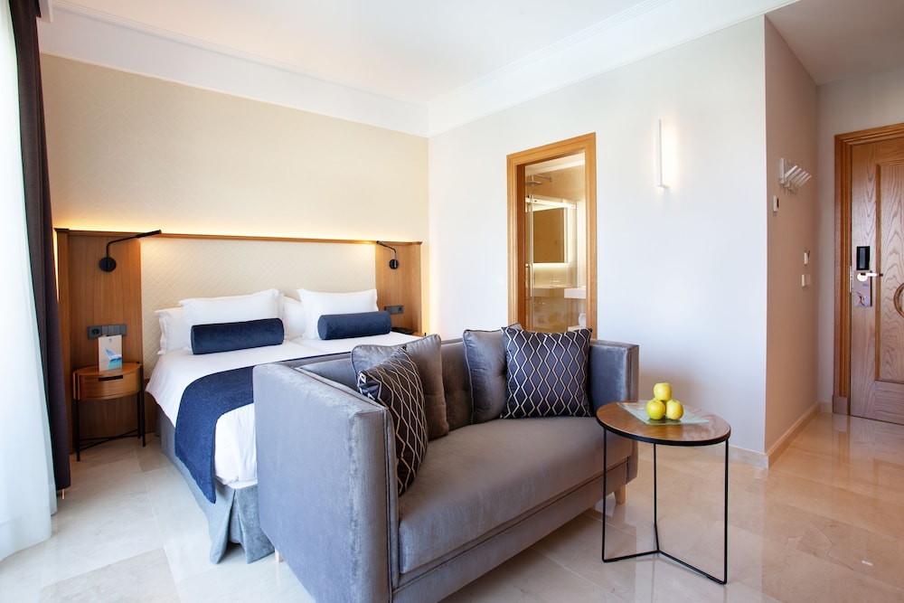 Grupotel Playa de Palma Suites & Spa — Hotel rooms in Playa de Palma, Balearic Islands