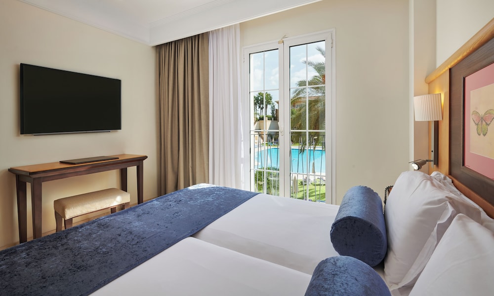 Grupotel Playa de Palma Suites & Spa — Hotel rooms in Playa de Palma, Balearic Islands