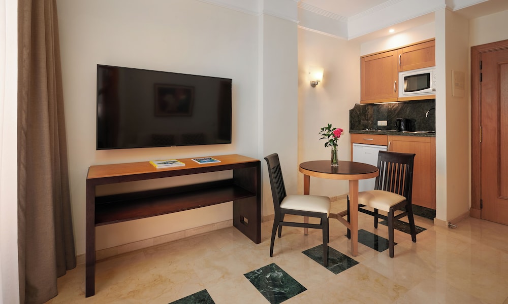 Grupotel Playa de Palma Suites & Spa — Hotel rooms in Playa de Palma, Balearic Islands