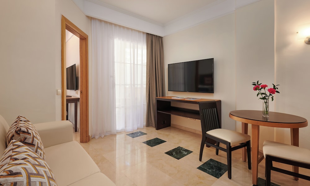 Grupotel Playa de Palma Suites & Spa — Hotel rooms in Playa de Palma, Balearic Islands