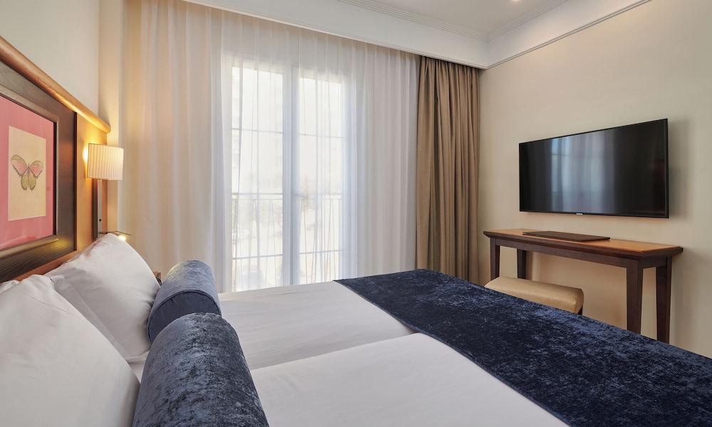 Grupotel Playa de Palma Suites & Spa — Hotel rooms in Playa de Palma, Balearic Islands