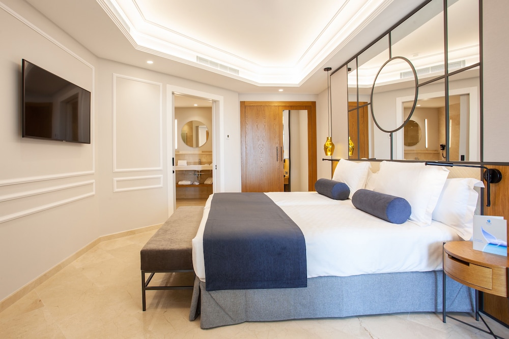 Grupotel Playa de Palma Suites & Spa — Hotel rooms in Playa de Palma, Balearic Islands