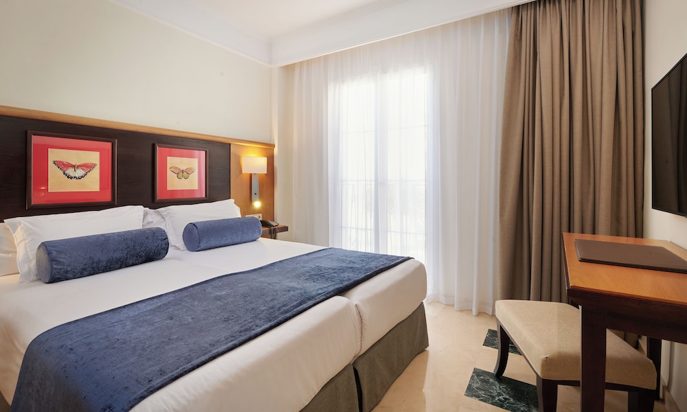 Grupotel Playa de Palma Suites & Spa — Hotel rooms in Playa de Palma, Balearic Islands