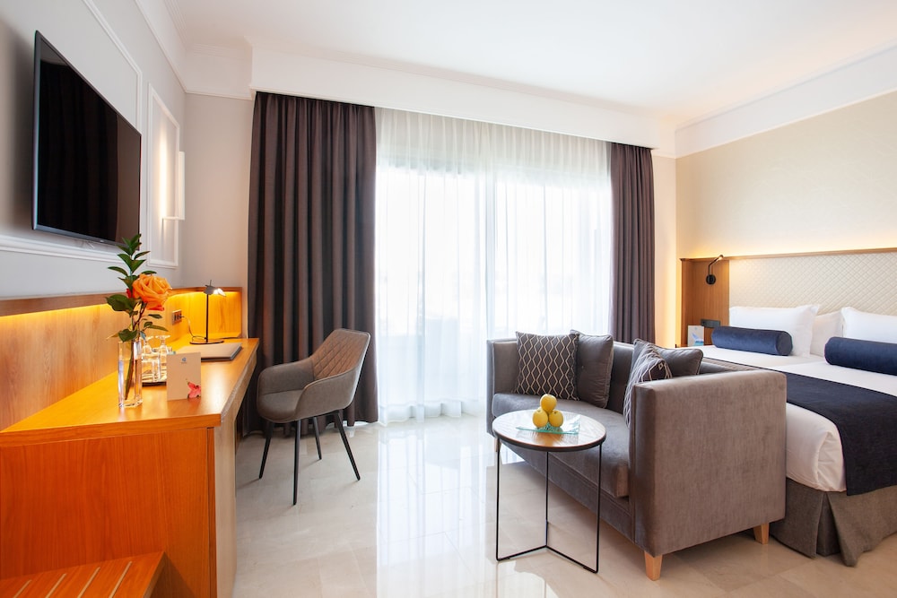 Grupotel Playa de Palma Suites & Spa — Hotel rooms in Playa de Palma, Balearic Islands