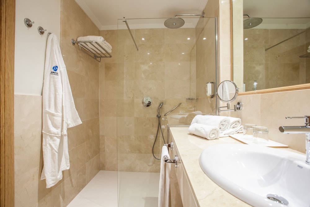 Grupotel Playa de Palma Suites & Spa — Hotel rooms in Playa de Palma, Balearic Islands
