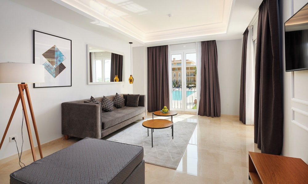 Grupotel Playa de Palma Suites & Spa — Hotel rooms in Playa de Palma, Balearic Islands