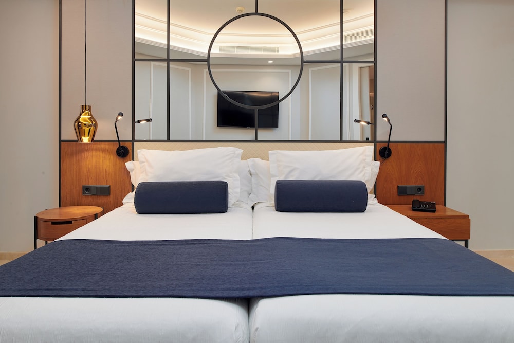 Grupotel Playa de Palma Suites & Spa — Hotel rooms in Playa de Palma, Balearic Islands
