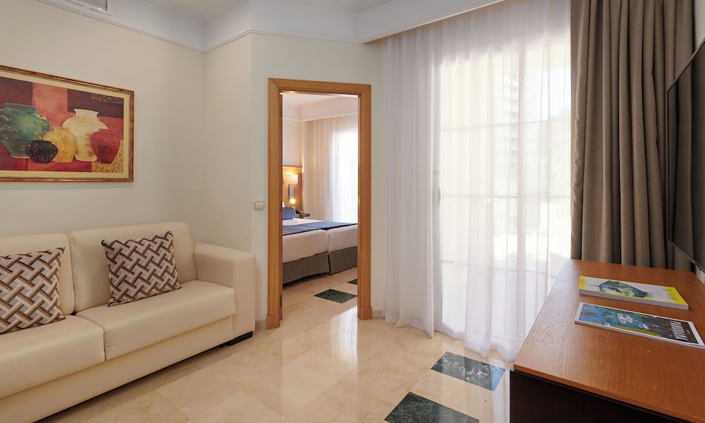 Grupotel Playa de Palma Suites & Spa — Hotel rooms in Playa de Palma, Balearic Islands