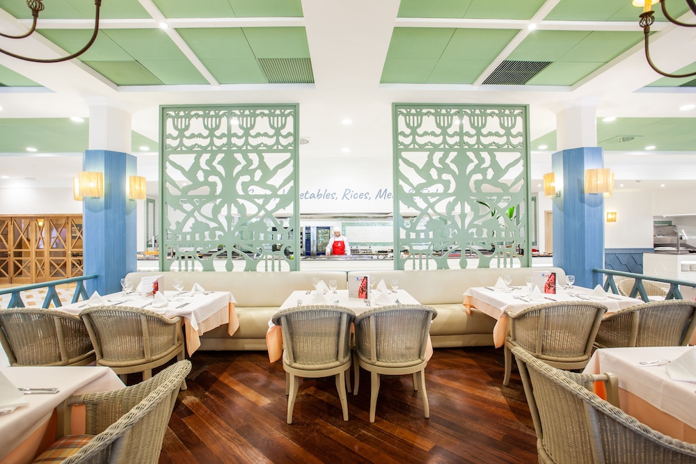 Grupotel Playa Club — Restaurant & bars in Cala'n Bosch, Balearic Islands