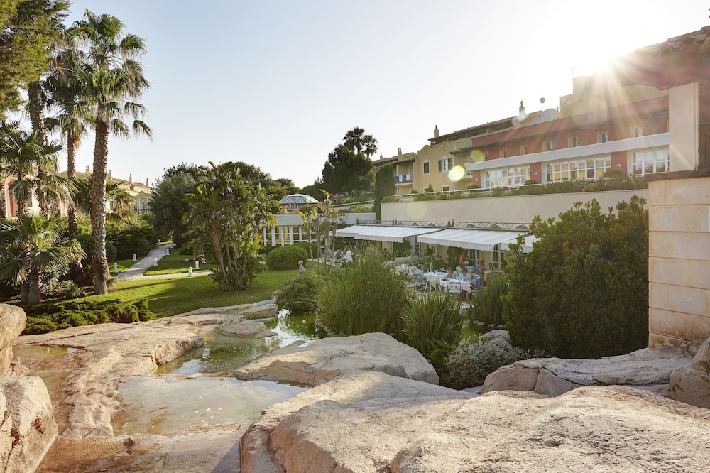 Grupotel Playa Club — Hotel building in Cala'n Bosch, Balearic Islands