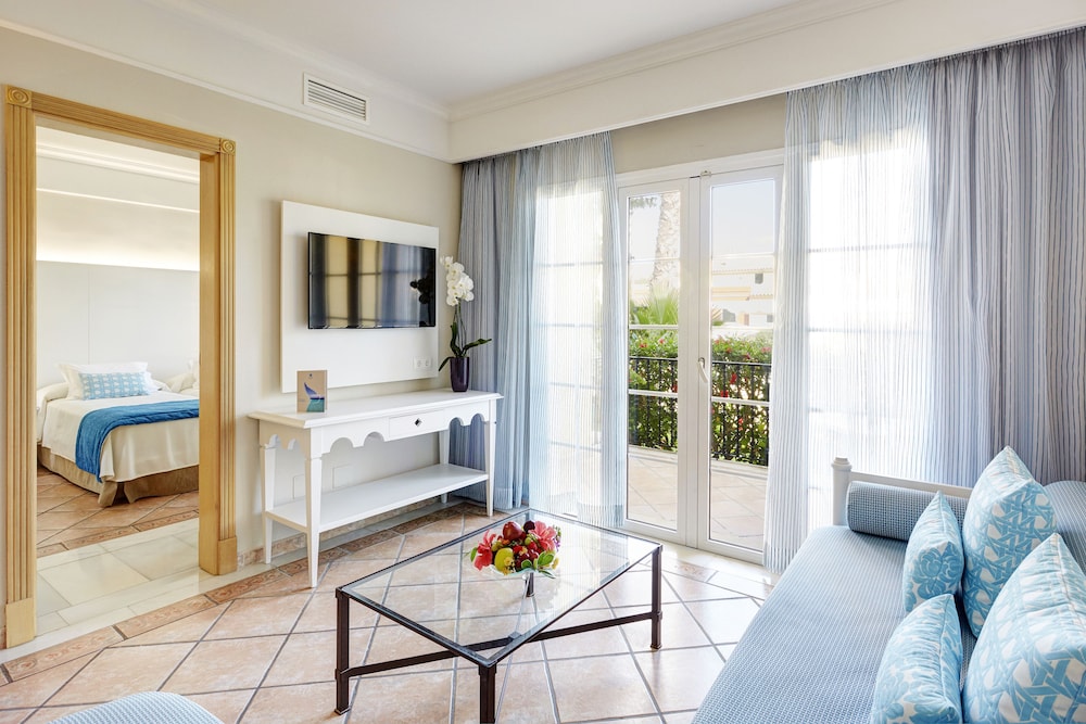 Grupotel Playa Club — Hotel rooms in Cala'n Bosch, Balearic Islands