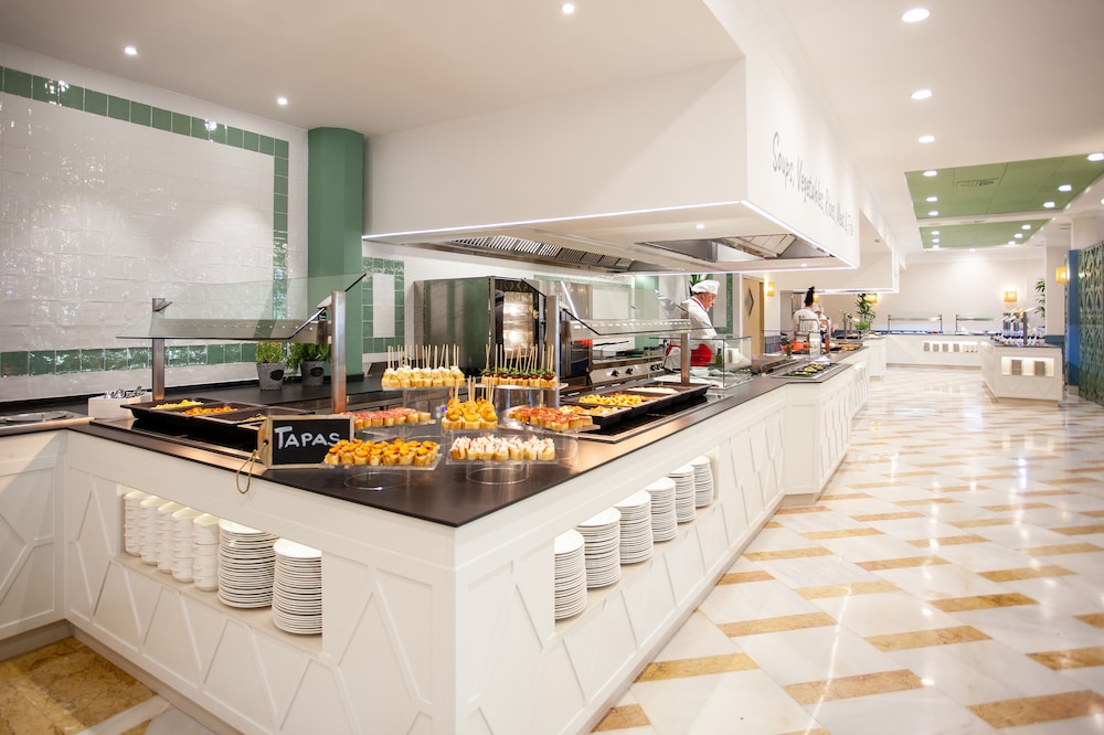 Grupotel Playa Club — Restaurant & bars in Cala'n Bosch, Balearic Islands