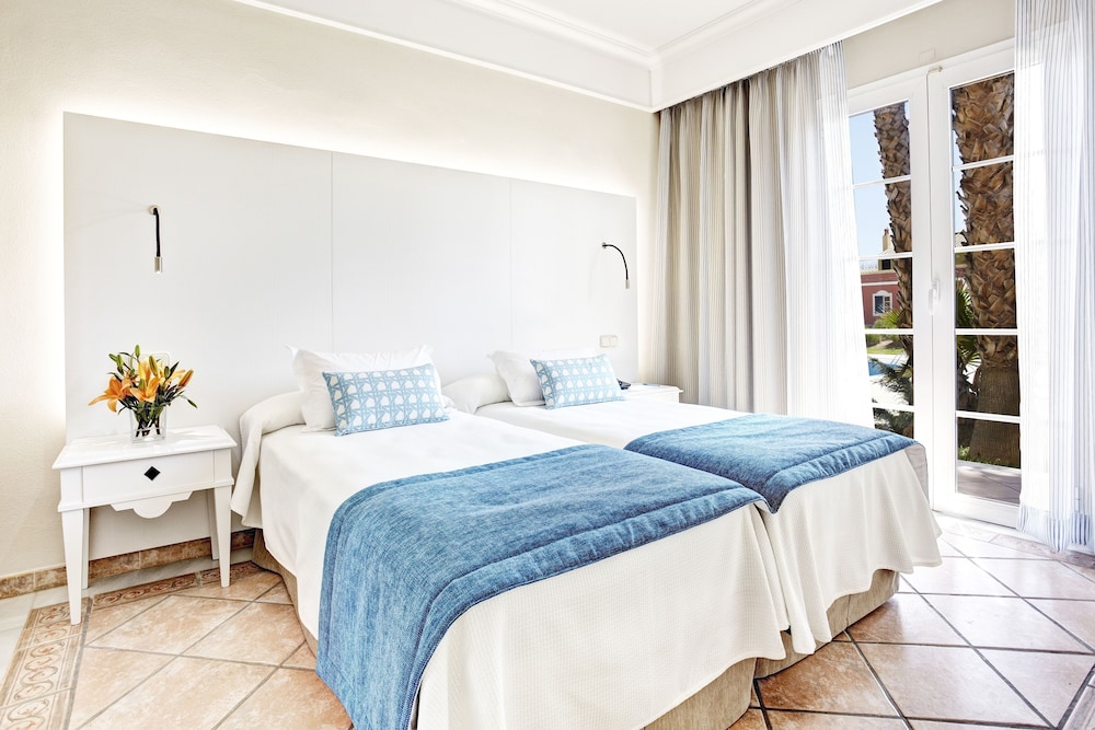 Grupotel Playa Club — Hotel rooms in Cala'n Bosch, Balearic Islands