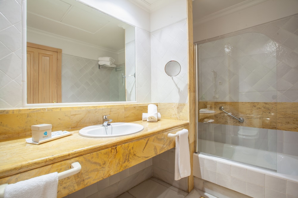 Grupotel Playa Club — Hotel rooms in Cala'n Bosch, Balearic Islands