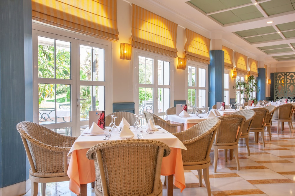 Grupotel Playa Club — Restaurant & bars in Cala'n Bosch, Balearic Islands