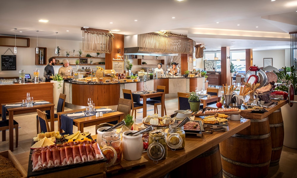 Valamar Riviera Hotel & Residence — Restaurant & bars in Poreč, Istria