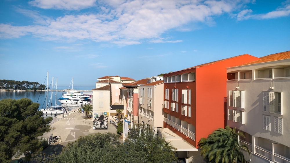 Valamar Riviera Hotel & Residence — Hotel building in Poreč, Istria