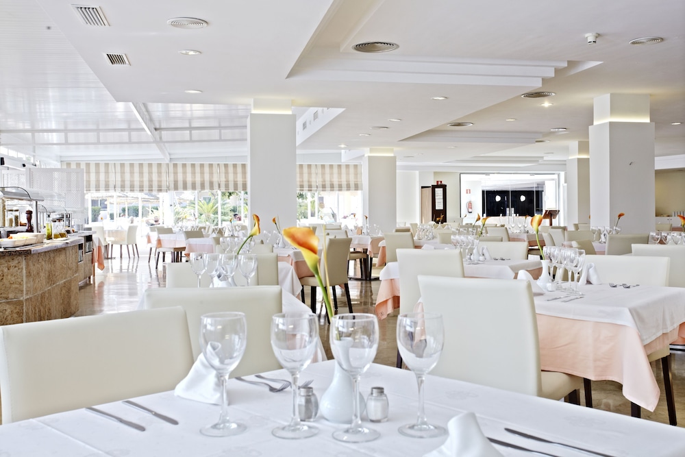 Grupotel Port d'Alcudia — Restaurant & bars in Alcudia, Balearic Islands