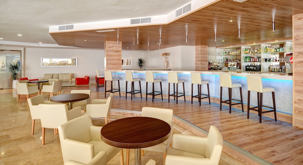 Grupotel Port d'Alcudia — Restaurant & bars in Alcudia, Balearic Islands