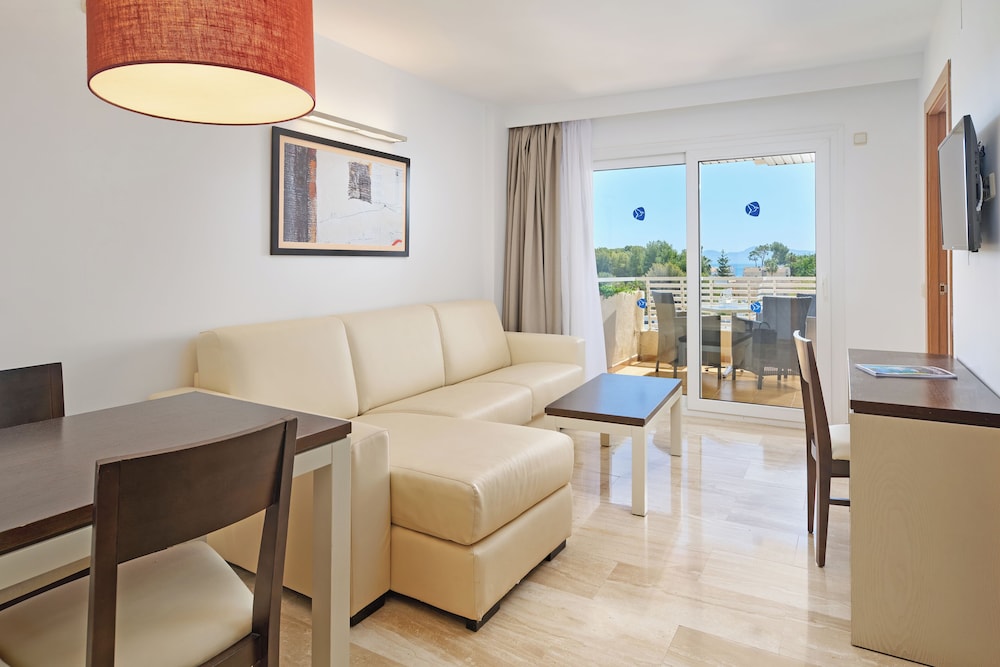 Grupotel Port d'Alcudia — Hotel rooms in Alcudia, Balearic Islands