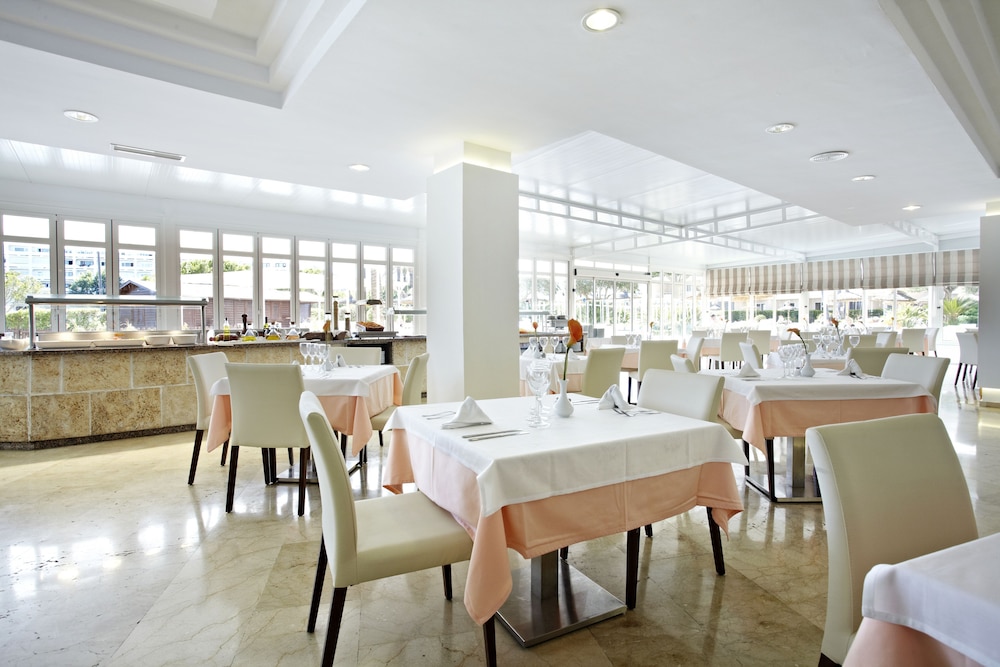 Grupotel Port d'Alcudia — Restaurant & bars in Alcudia, Balearic Islands