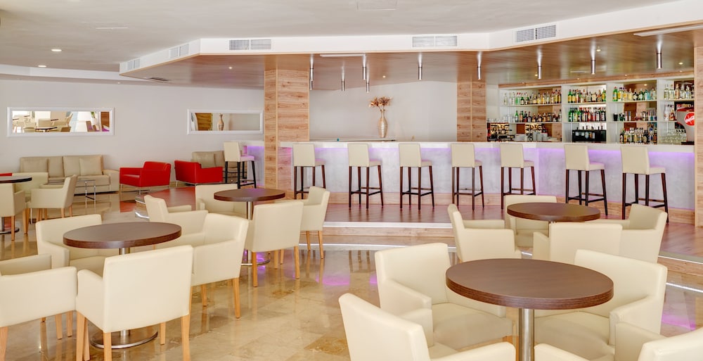 Grupotel Port d'Alcudia — Restaurant & bars in Alcudia, Balearic Islands