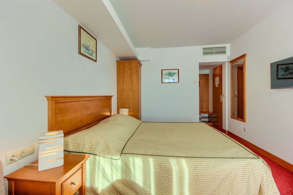 Hotel Villa Dvor — Rooms in Omiš, Split-Dalmatia