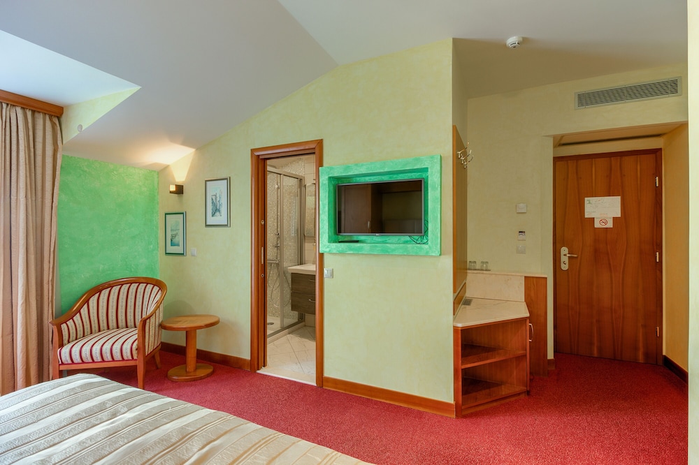 Hotel Villa Dvor — Rooms in Omiš, Split-Dalmatia