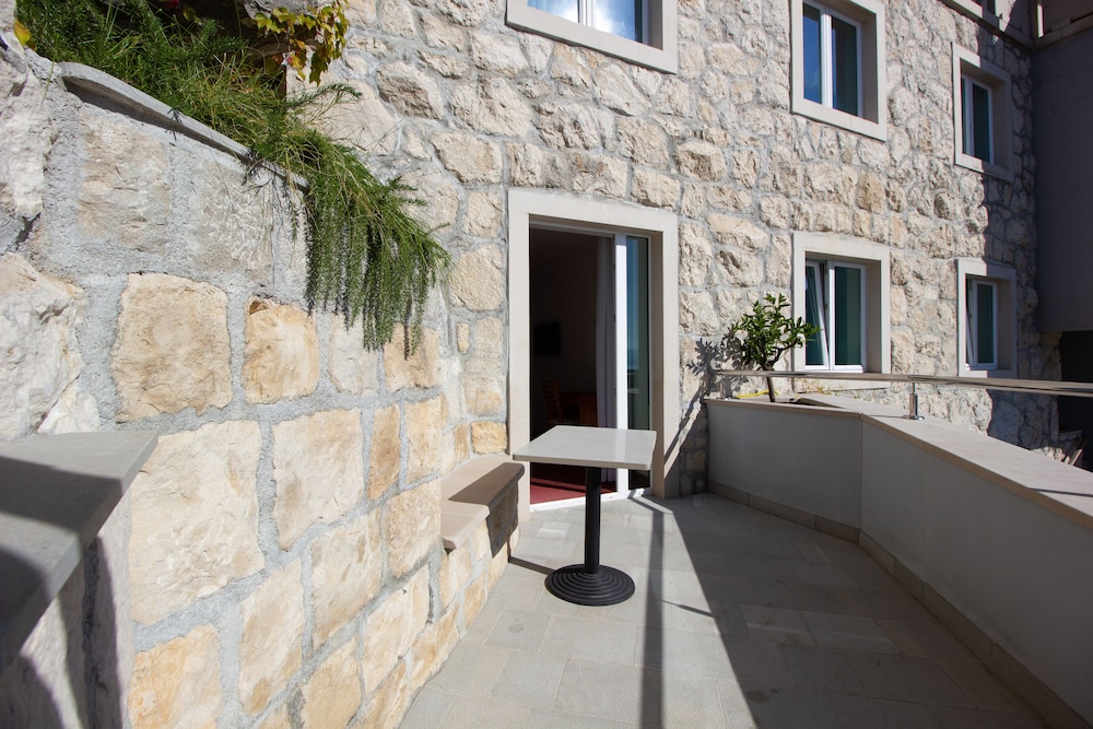 Hotel Villa Dvor — Rooms in Omiš, Split-Dalmatia